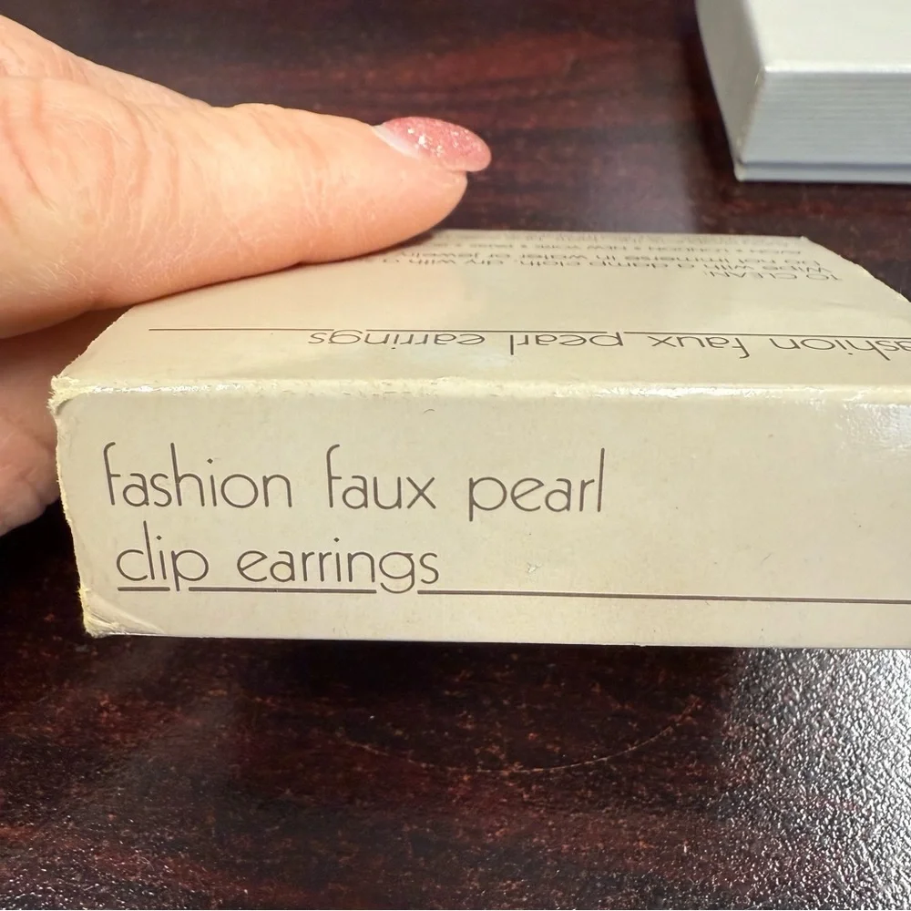 Avon Vintage fashion faux pearl and Goldtone  Button clip Earrings NIB 1986
